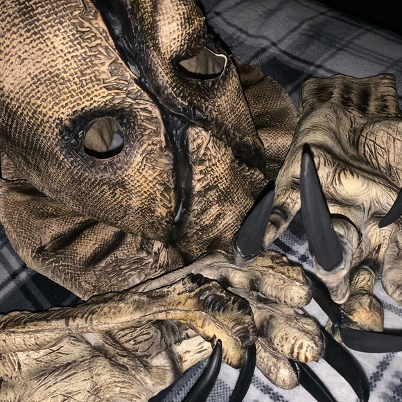 NWOT SCARECROW MASK AND GLOVES - Picture 2 of 3